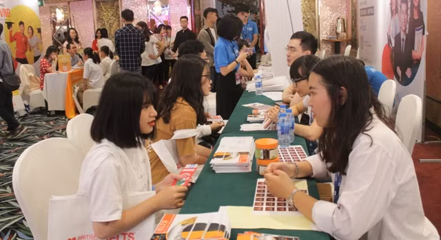 Đông đảo thí sinh tham gia Ngày hội IELTS 2019. Ảnh: Ngọc Trang.
