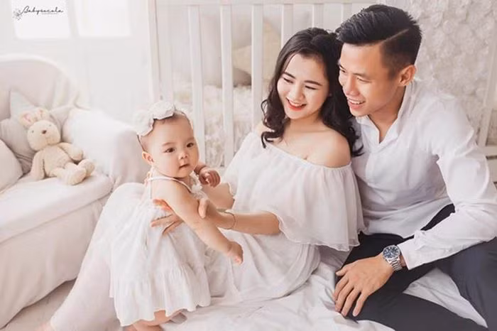 Top 5 cô vợ xinh đẹp của tuyển thủ Việt Nam ảnh 1 Gia đình hạnh phúc của Quế Ngọc Hải.