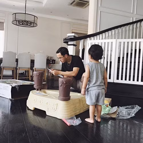 Cuộc sống của các Rich kid thế hệ 10X nhà sao Việt: Ở biệt thự triệu đô, tủ đồ ngập hàng hiệu, du lịch khắp thế giới ảnh 5