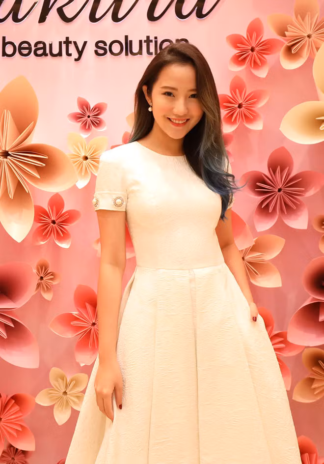 Như hầu hết các beauty blogger, Primmy Trương chọn phong cách nhẹ nhàng với gương mặt trang điểm trong veo mỗi khi xuất hiện - Ảnh: SK