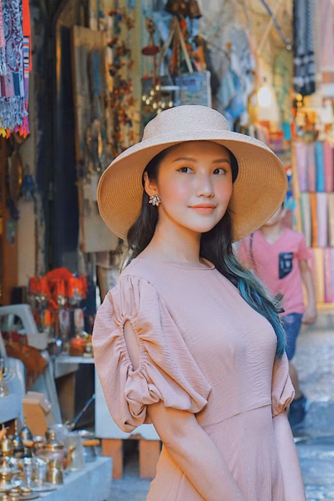 Cô từng lấn sân sang mảng diễn xuất với vai nữ chính trong MV Thương em hơn chính anh của nam ca sĩ Jun Phạm Ảnh: FBNV