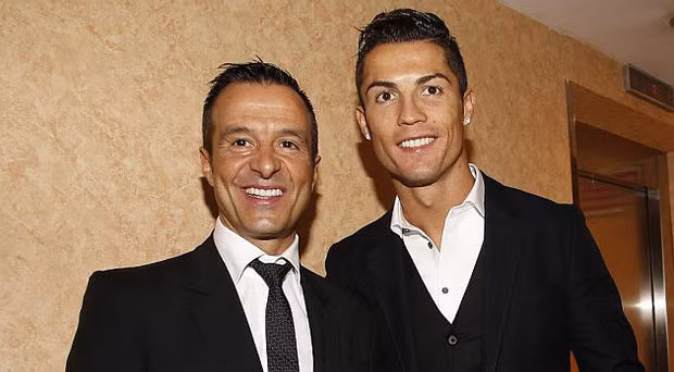 Ronaldo tặng quà khủng siêu cò Mendes.