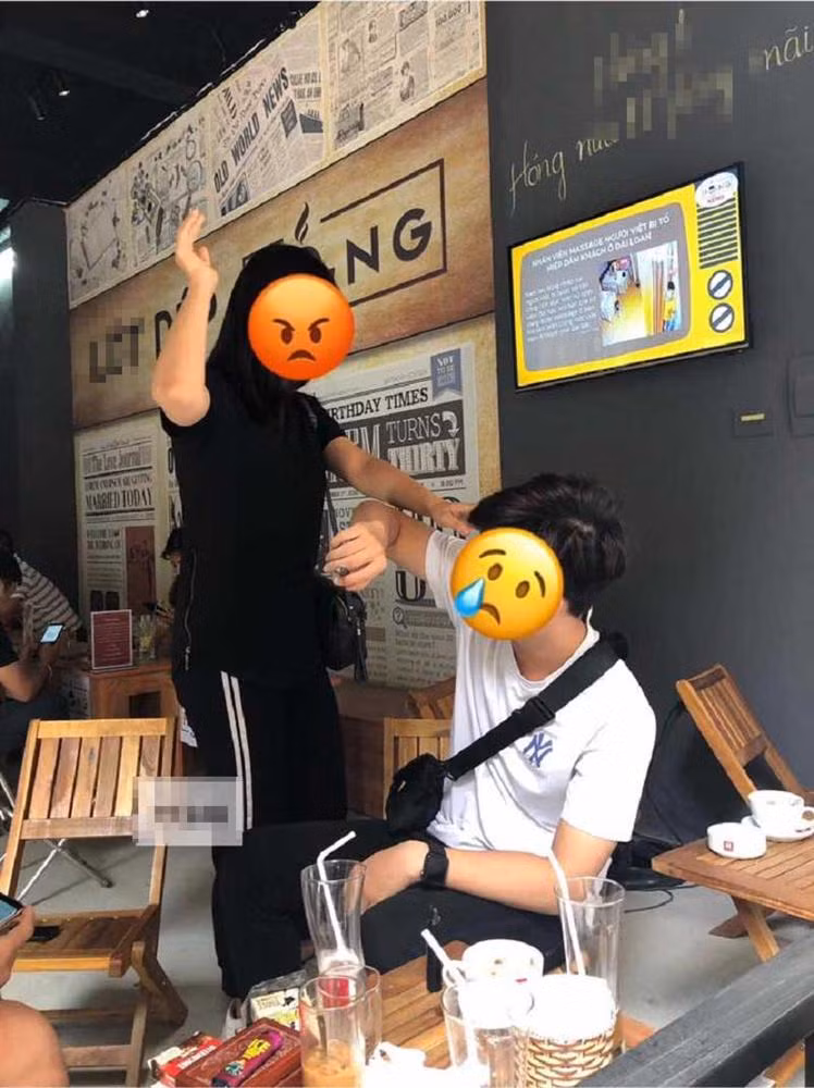 Cô nàng tức giận nên đã đánh anh chàng giữa quán cà phê.