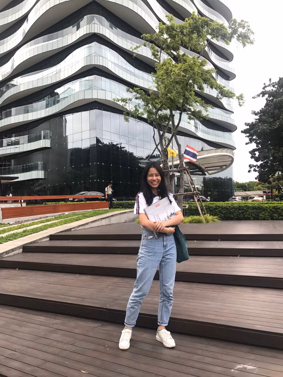 Hoàng Ngọc rất hào hứng trong chuyến đi thực tế 01 tuần tại Thái Lan trong khuôn khổ chương trình SCG Thực tập sinh Tài năng – SCG Excellent Internship. Vì với Ngọc, chuyến đi này sẽ mang lại nhiều trải nghiệm và bài học đáng nhớ trong suốt thời gian thực tập. Hoàng Ngọc rất hào hứng trong chuyến đi thực tế 01 tuần tại Thái Lan trong khuôn khổ chương trình SCG Thực tập sinh Tài năng – SCG Excellent Internship. Vì với Ngọc, chuyến đi này sẽ mang lại nhiều trải nghiệm và bài học đáng nhớ trong suốt thời gian thực tập.