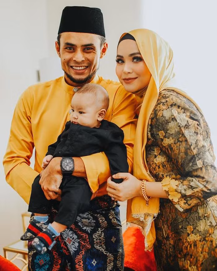Dàn bạn gái và vợ toàn MC, diễn viên, người mẫu của đội tuyển Malaysia ảnh 10
