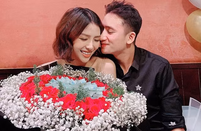 Phan Mạnh Quỳnh và bạn gái hạnh phúc kỷ niệm 4 năm yêu nhau.
