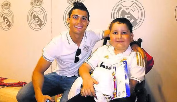 CR7 rất thân thiện với fan.