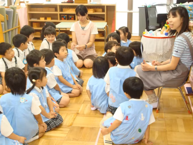 Giáo viên cũng như cha mẹ Nhật Bản quan chú trọng xây dựng mối quan hệ tốt với những đứa trẻ. chang-danh-mang-giao-vien-mam-non-nhat-ban-uon-nan-tre-bang-cach-noi-diu-dang