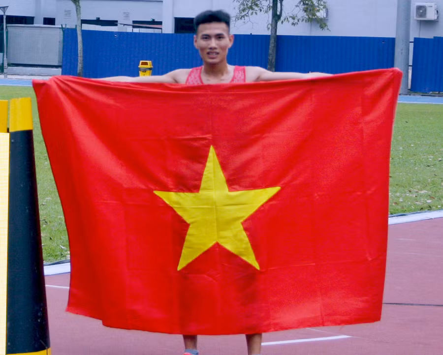 Lê Tiến Long - vận động viên đã giành được 2 huy chương vàng ở nội dung 3000m và 1.500m