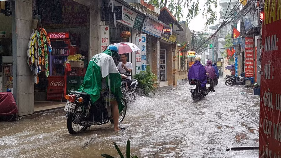 Sáng nay (3/8), ghi nhận của PV Báo Giao thông, do ảnh hưởng của cơn bão số 3, Hà Nội đã có mưa liên tục từ đêm ngày 2/8. Lượng mưa lớn khiến nhiều tuyến đường bị ngập nặng, phương tiện di chuyển vô cùng khó khăn.