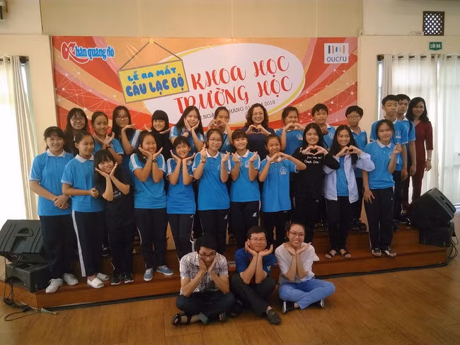 Các thành viên CLB Khoa học của trường THCS Lý Tự Trọng – Trà Vinh, chụp hình lưu niệm cùng ban tổ chức