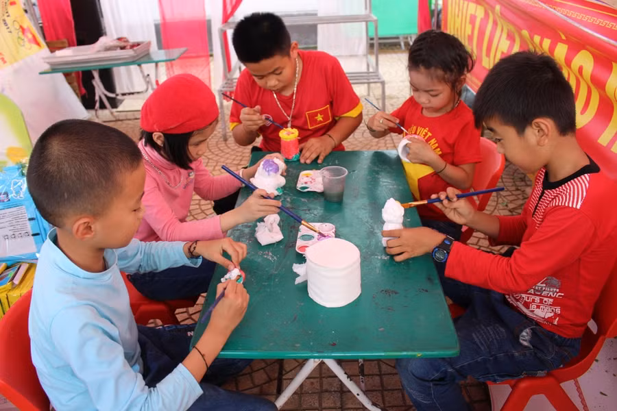 Các em còn được tham gia nhiều trò chơi thú vị Các em còn được tham gia nhiều trò chơi thú vị