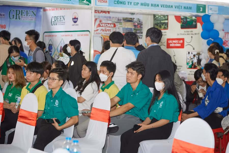 Tại ngày hội việc làm NLU 2023 sinh viên ứng tuyển và có việc làm ngay là rất nhiều. Tại ngày hội việc làm NLU 2023 sinh viên ứng tuyển và có việc làm ngay là rất nhiều.