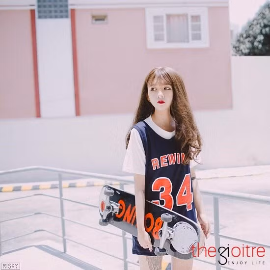 “Từ bé em đã thích chơi bán đồ hàng và khi ấy em chỉ muốn làm người bán thôi! Lớn dần nhận ra được mình có niềm đam mê với việc kinh doanh nên lên cấp 2 em cũng có tập tành kinh doanh từ một số món hàng nhỏ. Dù em biết nếu nói với bố mẹ thì chắc cũng nhận được sự hỗ trợ nào đó song em vẫn muốn tự kinh doanh độc lập để thử thách bản thân hơn. Lúc ấy em đã lấy hết 300 ngàn tiền tiết kiệm của mình để mua các sản phẩm về bán”, Uyên Nhi nhớ lại. “Từ bé em đã thích chơi bán đồ hàng và khi ấy em chỉ muốn làm người bán thôi! Lớn dần nhận ra được mình có niềm đam mê với việc kinh doanh nên lên cấp 2 em cũng có tập tành kinh doanh từ một số món hàng nhỏ. Dù em biết nếu nói với bố mẹ thì chắc cũng nhận được sự hỗ trợ nào đó song em vẫn muốn tự kinh doanh độc lập để thử thách bản thân hơn. Lúc ấy em đã lấy hết 300 ngàn tiền tiết kiệm của mình để mua các sản phẩm về bán”, Uyên Nhi nhớ lại.
