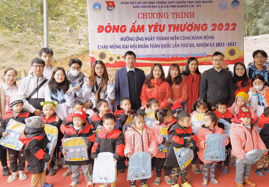 Mang đông ấm đến với học sinh vùng cao. 