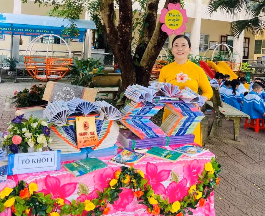 Cô Trần Thị Ngọc Hồi chụp ảnh lưu niệm trong ngày sách và văn hóa đọc. Cô Trần Thị Ngọc Hồi chụp ảnh lưu niệm trong ngày sách và văn hóa đọc.