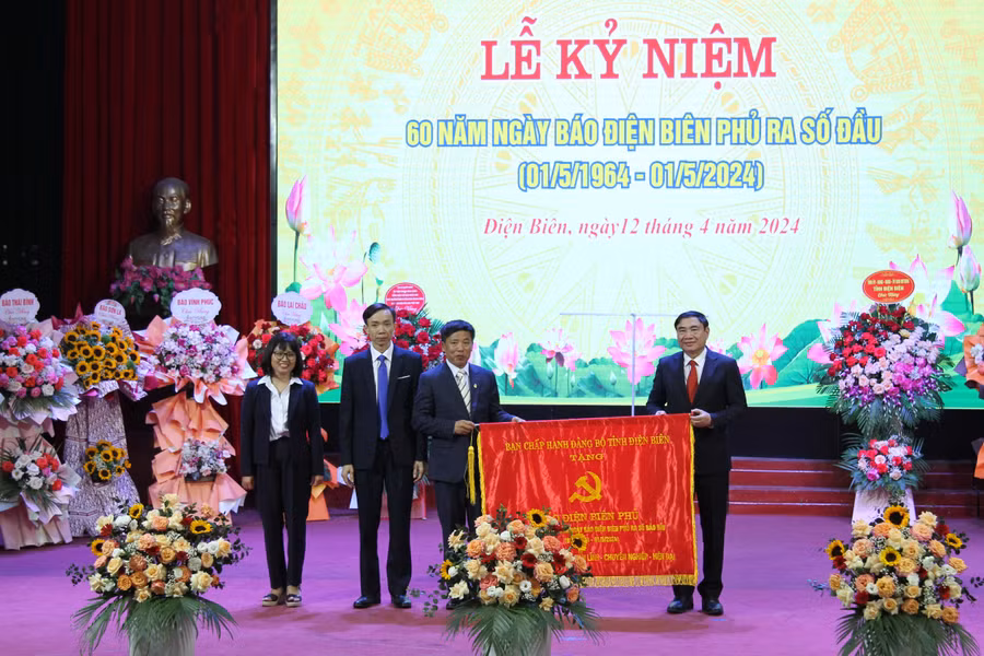 Bí thư tỉnh Điện Biên Trần Quốc Cường trao cờ lưu niệm cho lãnh đạo Báo Điện Biên Phủ. Bí thư tỉnh Điện Biên Trần Quốc Cường trao cờ lưu niệm cho lãnh đạo Báo Điện Biên Phủ.