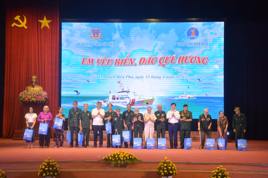 Lãnh đạo Bộ Tư lệnh Cảnh sát biển Việt Nam và lãnh đạo UBND tỉnh trao quà cho các gia đình chính sách, cựu chiến binh. Lãnh đạo Bộ Tư lệnh Cảnh sát biển Việt Nam và lãnh đạo UBND tỉnh trao quà cho các gia đình chính sách, cựu chiến binh.