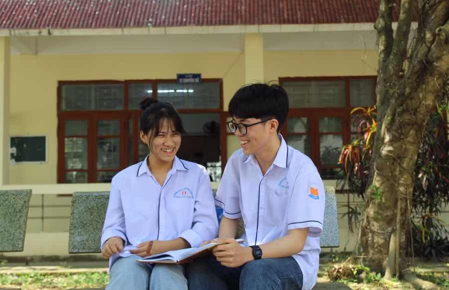 Nguyễn Văn Việt Anh và cô bạn cùng lớp Lê Thị Huyền Trang. Ảnh: LT.