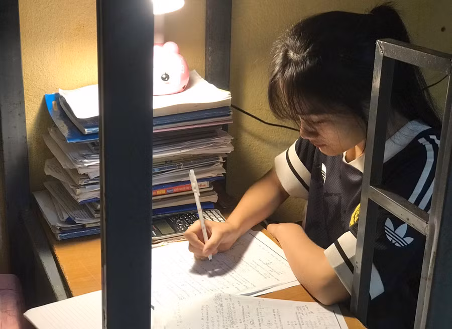 Nữ sinh Phạm Thị Lành, lớp 12A1, Trường THPT Quan Sơn (Quan Sơn, Thanh Hóa) dành thời gian luyện đề, củng cố kiến thức. Ảnh: LT.