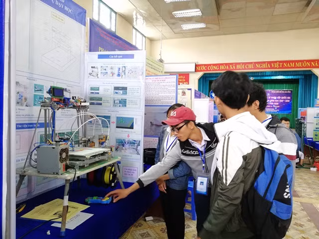 Học sinh trao đổi với nhau về đề tài của mình Học sinh trao đổi với nhau về đề tài của mình
