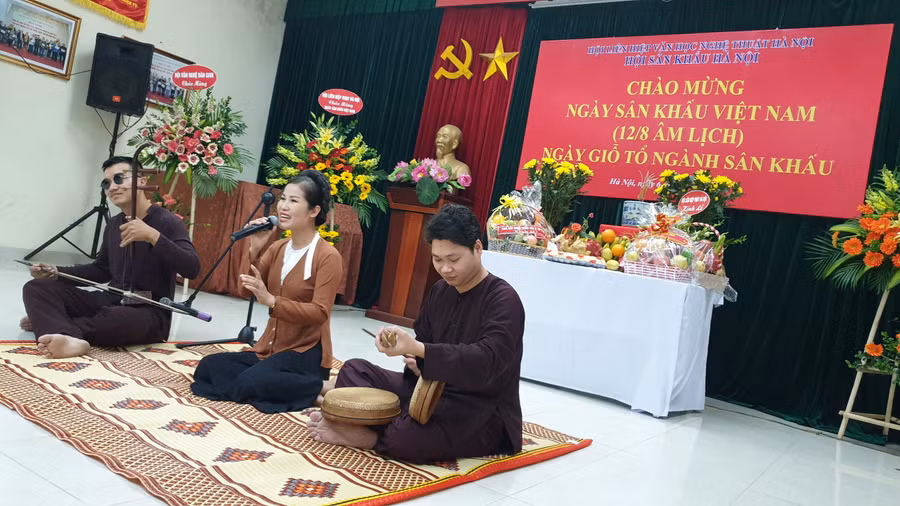 Các nghệ sĩ trẻ Nhà hát Múa rối Thăng Long hát xẩm mừng Ngày giỗ Tổ ngành sân khấu. Ảnh: Bình Thanh.