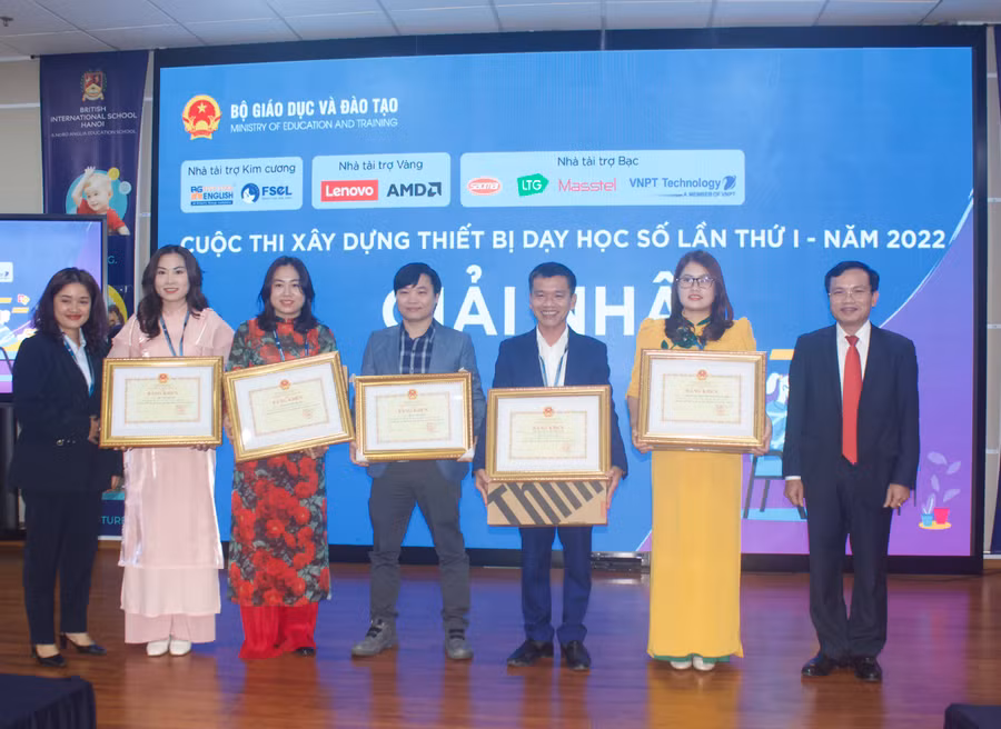 Lãnh đạo Bộ GD&amp;ĐT trao giải thưởng cho các thầy cô đạt giải Nhất tại cuộc thi "Xây dựng thiết bị dạy học số lần thứ 1 năm 2022".
