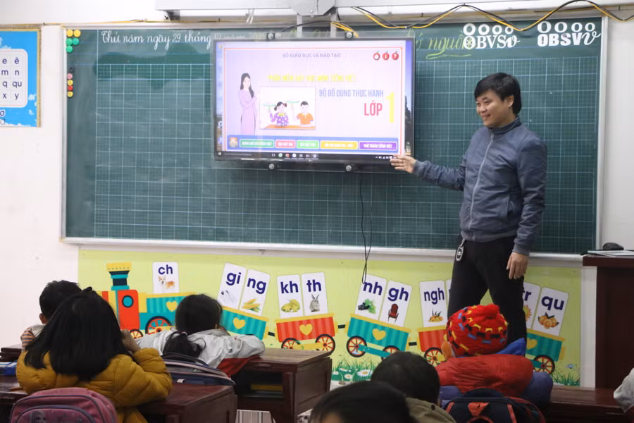 Thầy Trần Văn Hiếu - Trường Tiểu học Thị trấn Xuân Trường với sản phẩm “Phần mềm dạy học môn Tiếng Việt lớp 1”.