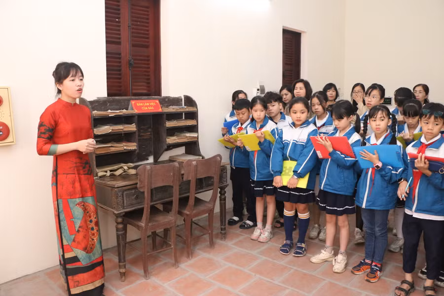 Học sinh thăm Nhà lưu niệm Bác Hồ tại thôn Hậu Ái, xã Vân Canh và ghi chép lại thông tin cơ bản về quãng thời gian Bác sống và làm việc tại đây cuối năm 1946.