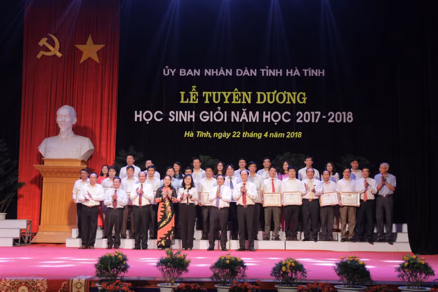 Lãnh đạo tỉnh và ngành giáo dục khen thưởng các giáo viên và tập thể có thành tích xuất sắc trong bồi dưỡng học sinh giỏi Lãnh đạo tỉnh và ngành giáo dục khen thưởng các giáo viên và tập thể có thành tích xuất sắc trong bồi dưỡng học sinh giỏi
