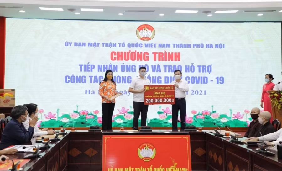 Chủ tịch UBMTTQVN thành phố Hà Nội Nguyễn Lan Hương tiếp nhận ủng hộ của các doanh nghiệp.