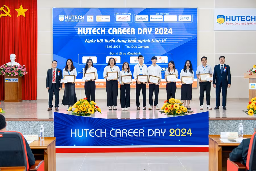 Trao học bổng cho các sinh viên có thành tích học tập xuất sắc.