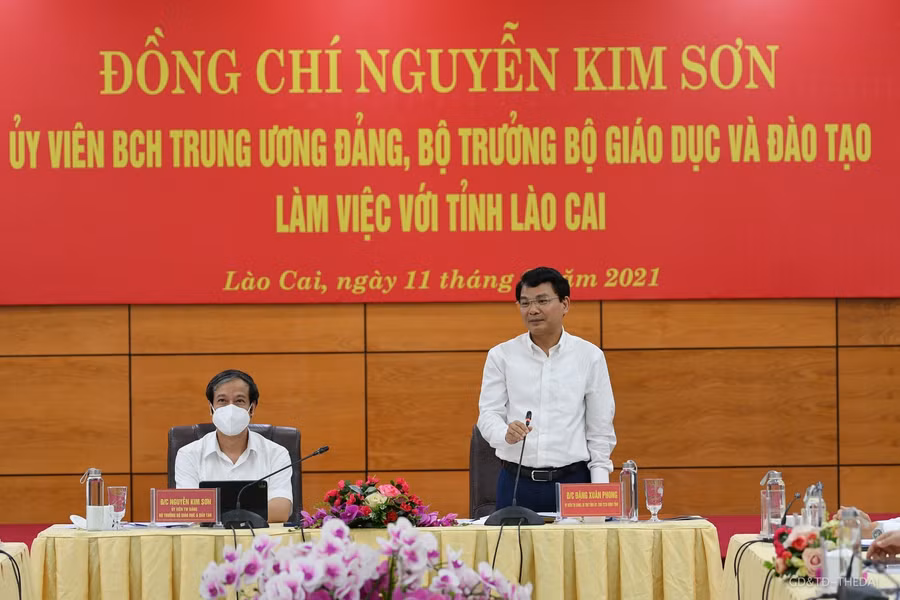Ông Đặng Xuân Phong (bên phải) - Bí thư Tỉnh ủy Lào Cai phát biểu.