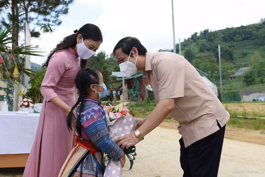 Học sinh trường Mầm non Bản Phố tặng hoa nhân dịp Bộ trưởng thăm và làm việc tại trường