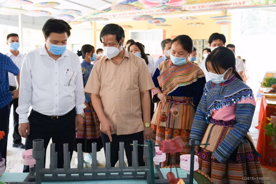 Bộ trưởng Nguyễn Kim Sơn và Thứ trưởng Nguyễn Hữu Độ xem mô hình khoa học do học sinh sáng tạo