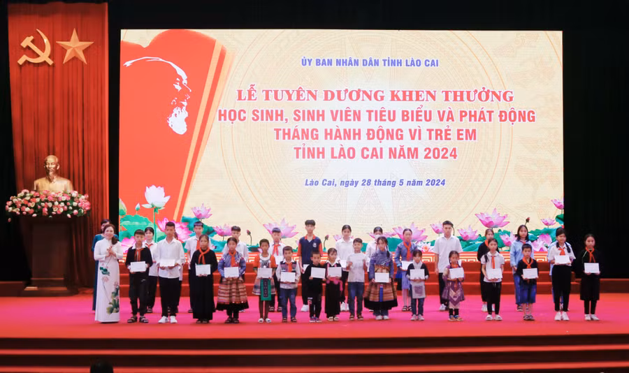 Trao học bổng Quỹ Bảo trợ trẻ em tỉnh Lào Cai cho học sinh.