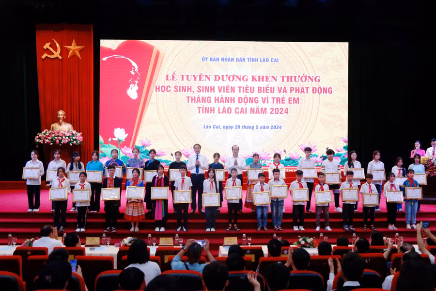 Chủ tịch UBND tỉnh Lào Cai trao Bằng khen cho học sinh, sinh viên tiêu biểu của huyện Bắc Hà.