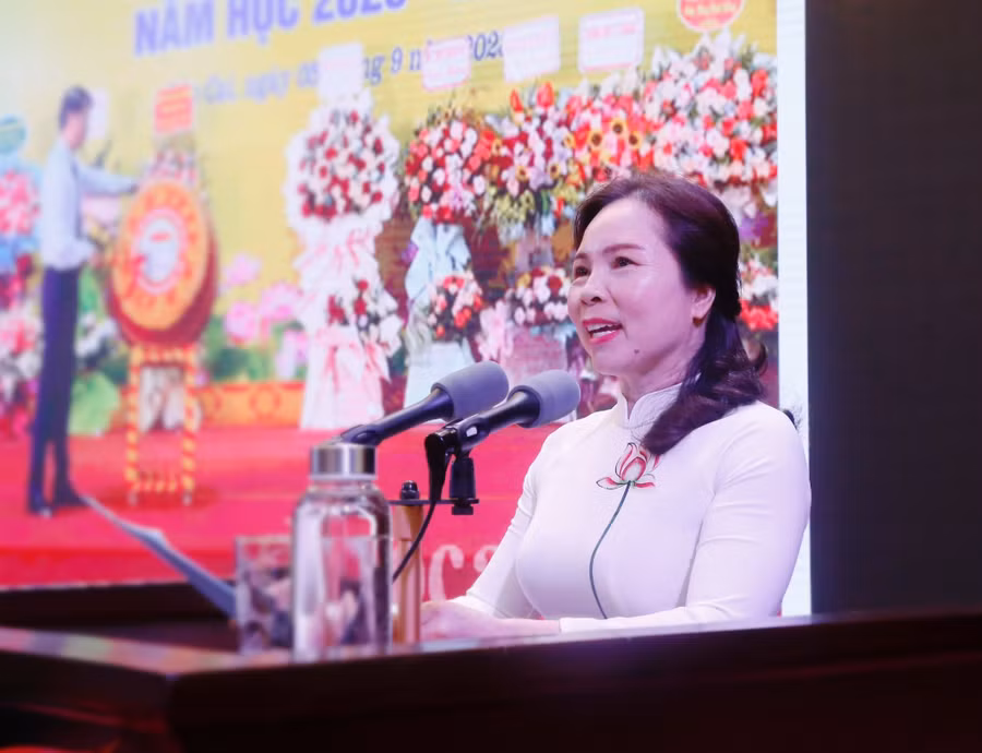Bà Dương Bích Nguyệt, Giám đốc Sở GD&amp;ĐT Lào Cai phát biểu tại buổi lễ.