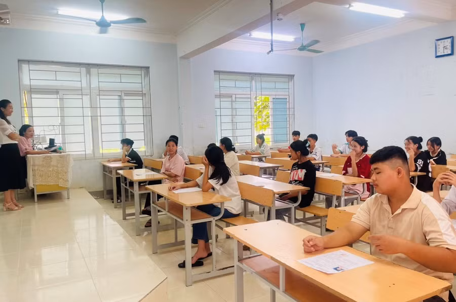 Thí sinh làm thủ tục đăng ký dự thi tại trường THPT huyện Nậm Nhùn.