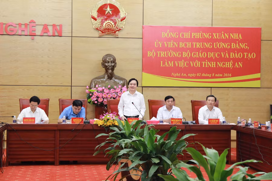 Bộ trưởng Bộ GD&ĐT Phùng Xuân Nhạ làm việc với UBND tỉnh Nghệ An