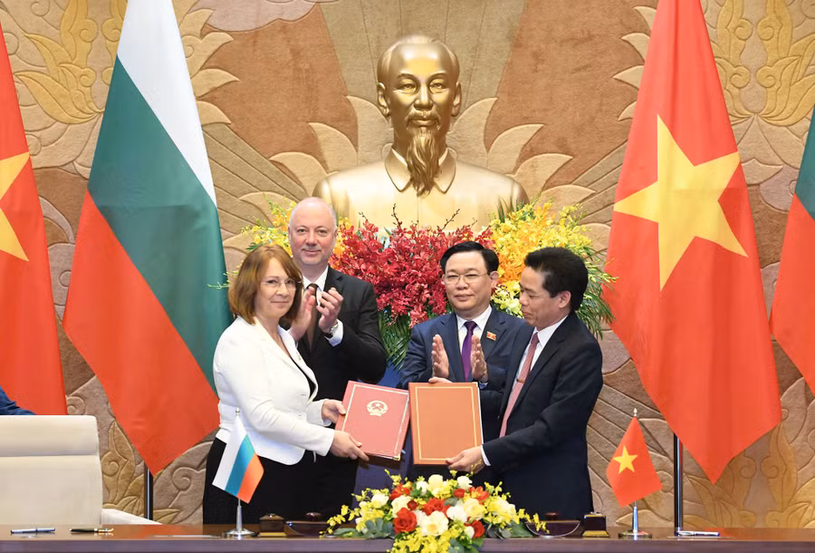 Chủ tịch Quốc hội Vương Đình Huệ và Chủ tịch Quốc hội Bulgaria Rossen Dimitrov Jeliazkov chứng kiến Lễ ký kết Thỏa thuận hợp tác giữa thành phố Lai Châu, tỉnh Lai Châu với thành phố Kazanlak, tỉnh Kazanlak. (Ảnh: Lâm Hiển) Chủ tịch Quốc hội Vương Đình Huệ và Chủ tịch Quốc hội Bulgaria Rossen Dimitrov Jeliazkov chứng kiến Lễ ký kết Thỏa thuận hợp tác giữa thành phố Lai Châu, tỉnh Lai Châu với thành phố Kazanlak, tỉnh Kazanlak. (Ảnh: Lâm Hiển)