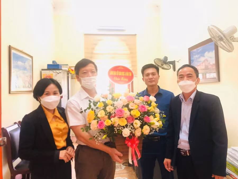 Ông Nguyễn Văn Đoạt (ngoài cùng bên phải) - Phó Giám đốc Sở GD&ĐT Điện Biên tặng hoa chúc mừng Văn phòng Sở.
