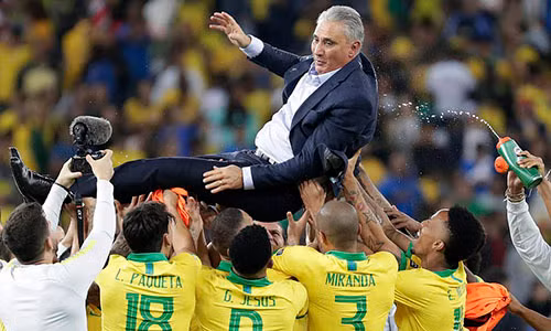 Cầu thủ Brazil công kênh HLV Tite sau chiến thắng Cầu thủ Brazil công kênh HLV Tite sau chiến thắng