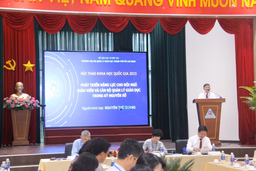 Thầy Nguyễn Thế Quang đến từ Sở GD&amp;ĐT Ninh Thuận chia sẻ ý kiến tại hội thảo.