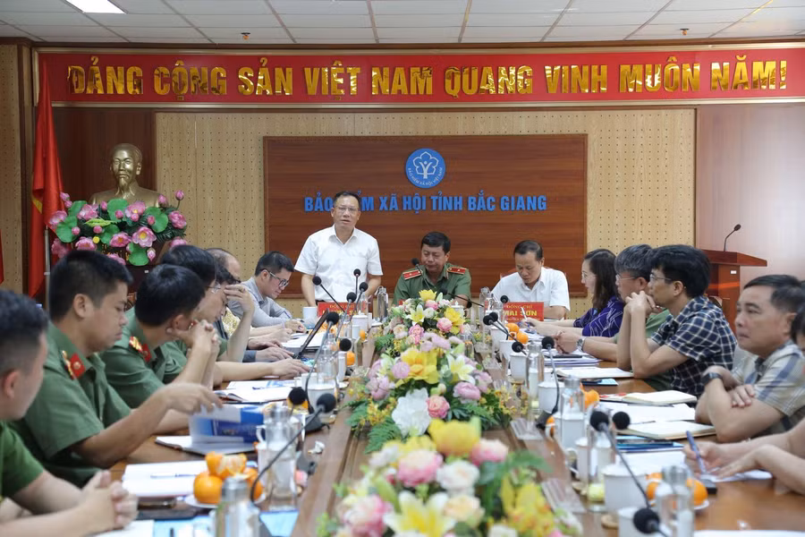 Đoàn công tác của Bộ Công an và BHXH Việt Nam kiểm tra tình hình thực hiện quy chế số 01 tại BHXH tỉnh Bắc Giang.