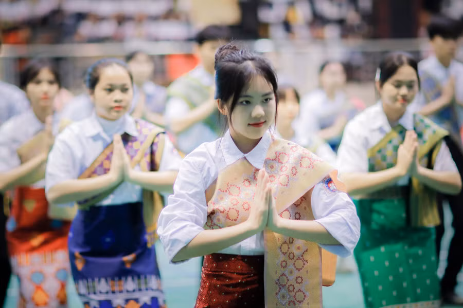 Chương trình văn nghệ của học sinh các tỉnh Bắc Lào tại Lễ khai mạc.