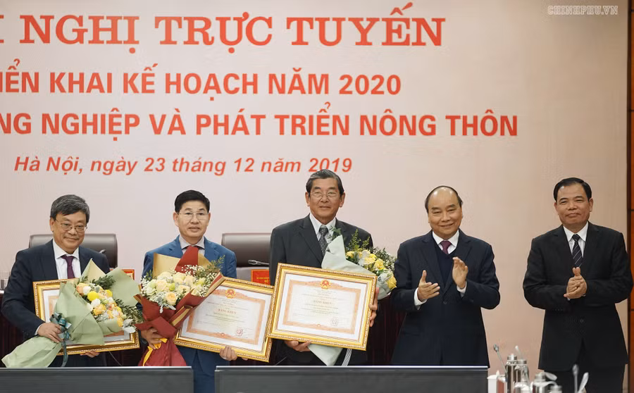 Thủ tướng tặng Bằng khen cho các cá nhân, tập thể đạt thành tích xuất sắc - Ảnh: VGP/Quang Hiếu