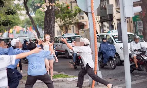 Lái siêu xe rải tiền trên phố: 300 tỷ rơi như lá vàng, dân tranh nhau