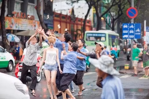 Lái siêu xe rải tiền trên phố: 300 tỷ rơi như lá vàng, dân tranh nhau