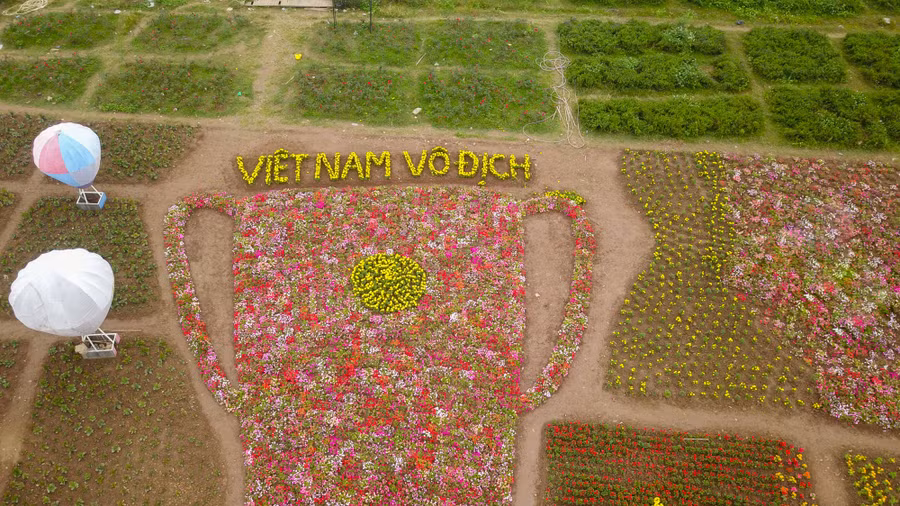 Trên đầu chiếc Cup có dòng chữ “Việt Nam Vô Địch”.